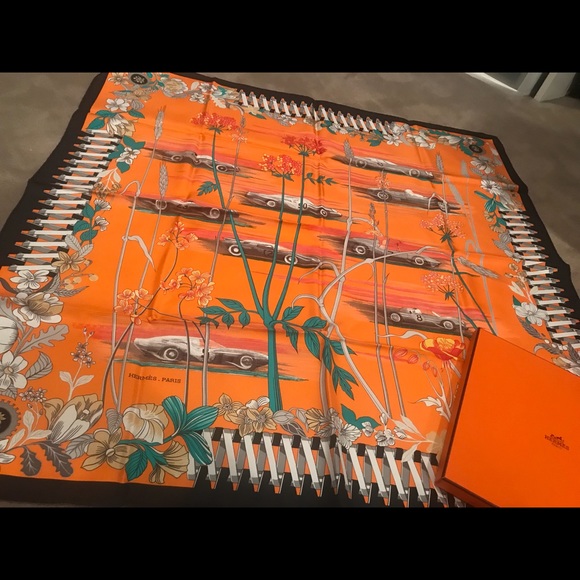 Brand new, never worn Hermès scarf - Picture 4 of 7